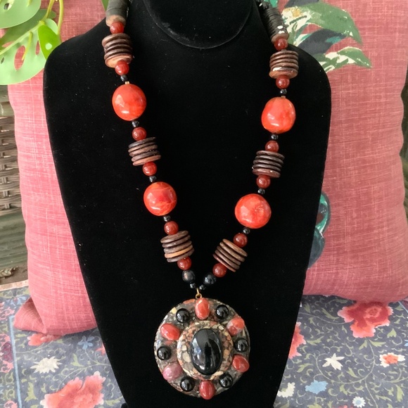 HANDMADE VINTAGE PENDANT STATEMENT NECKLACE TRIBAL STONE DISC ⭐️BEADED NEW COND - Picture 3 of 11